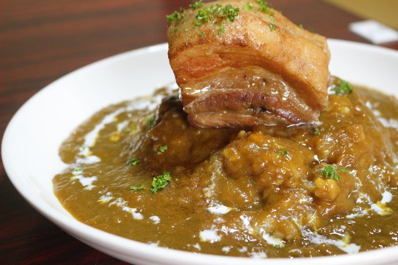 カレーの上にのった、厚切りの豚の角煮