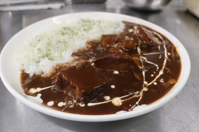 大きなお肉が入ったカレーライス
