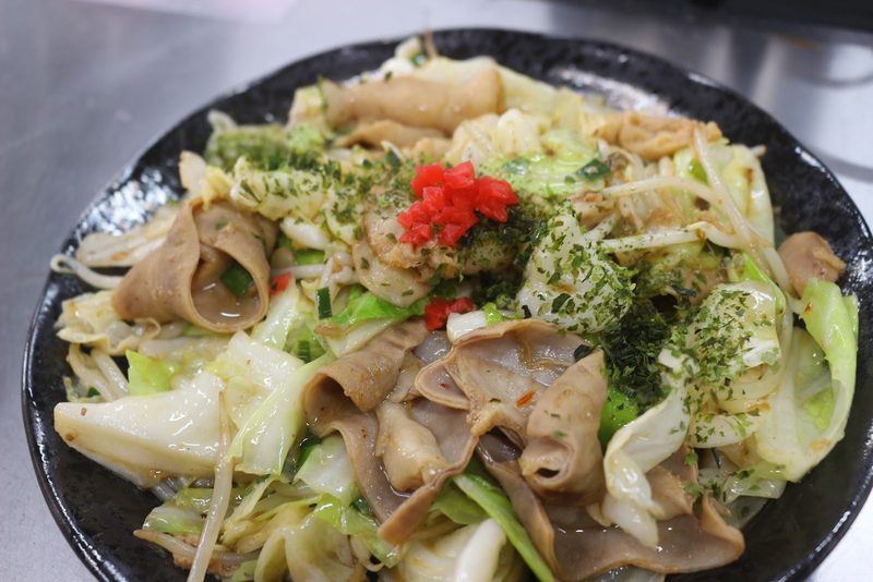どんぶりに山盛りにした、豚肉と野菜の炒めもの