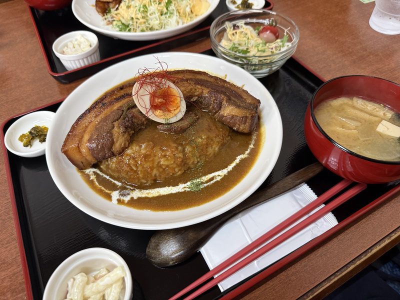 上から見た、豚の角煮カレーとお味噌汁、サラダの定食