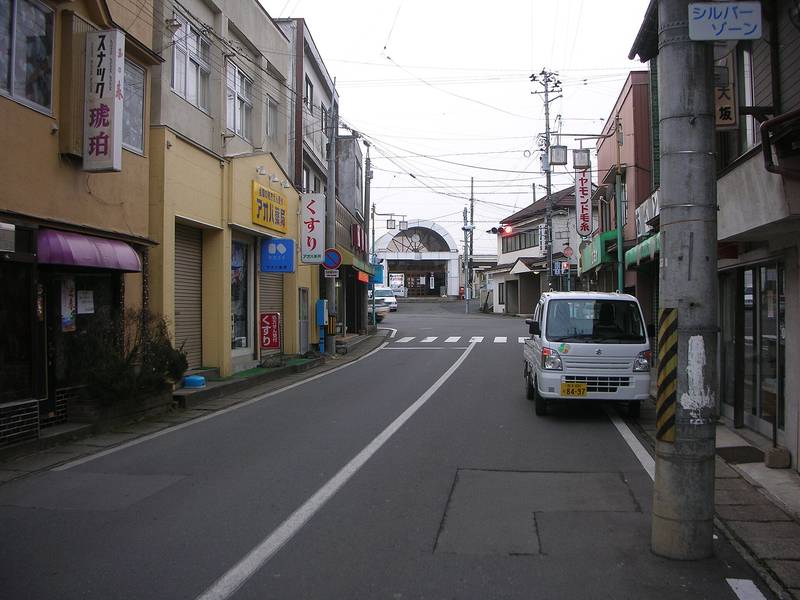 商店の並ぶ花泉駅前のまっすぐな通り