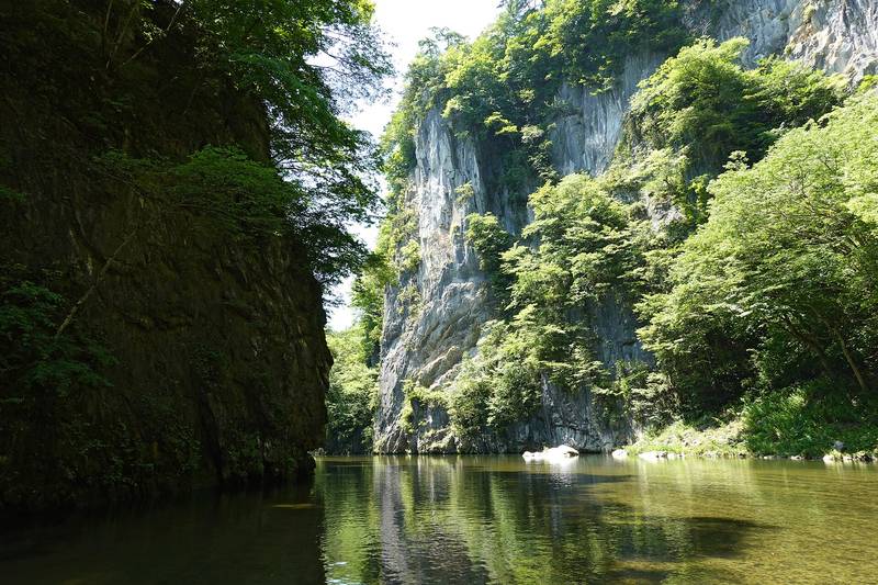 そそり立つ岩壁と緑に囲まれた猊鼻渓の静かな川面